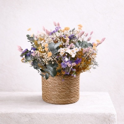 Arranjo de flores secas em vaso natural em fundo branco