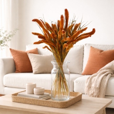 Arranjo floral em vaso de vidro sobre mesa em sala moderna