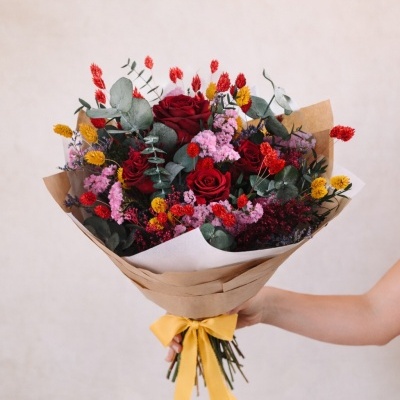 Buquê colorido de flores com rosas vermelhas e fita amarela