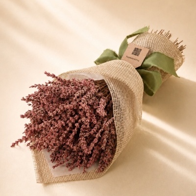 Buquê de flores secas rosa em embalagem de juta com laço verde e etiqueta TERRACOTTA