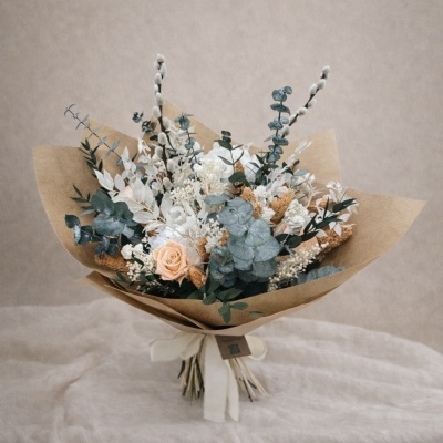 Ramo de flores secas e preservadas com papel castanho e fita branca