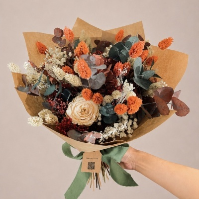 Bouquet de flores secas em tons naturais e laranja com etiqueta TERRACOTTA