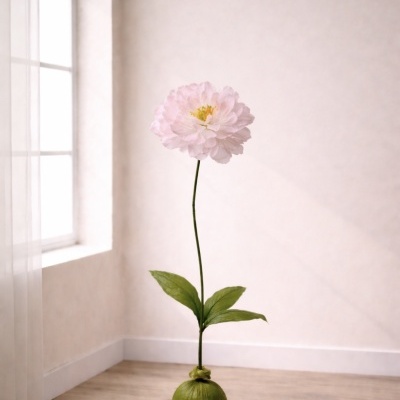 Flor artificial rosa clara em base verde junto à janela