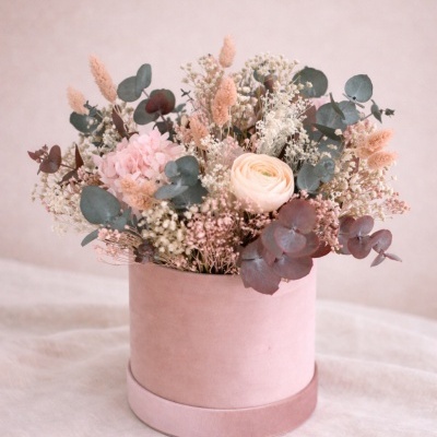 Arranjo de flores secas em vaso rosa claro