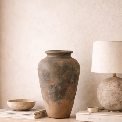 Vaso grande cerâmico castanho, tigela pequena pedra clara, candeeiro com base redonda pedra, móvel madeira clara