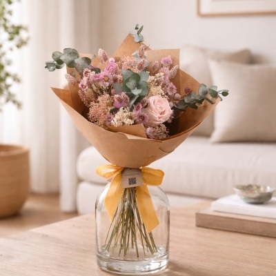 Vaso com ramo de flores secas em sala de estar