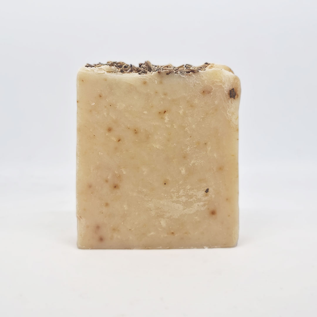 Sabonete de Azeite e Alfazema Sabonete quadrado bege com partículas e camada superior escura