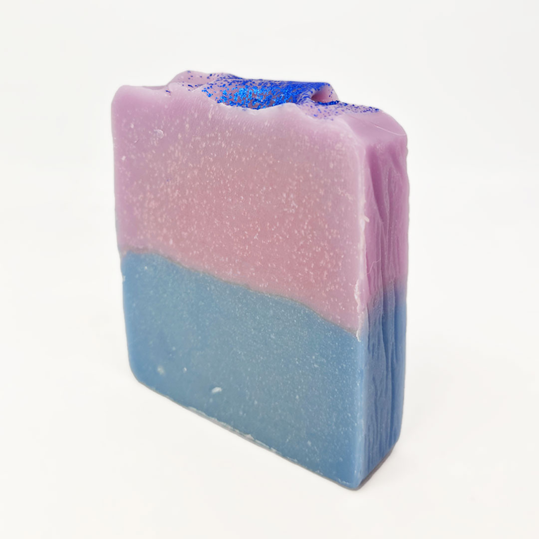 Sabonete Lírios e Musk Sabão artesanal rosa e azul com textura rugosa e faixa azul escuro no topo