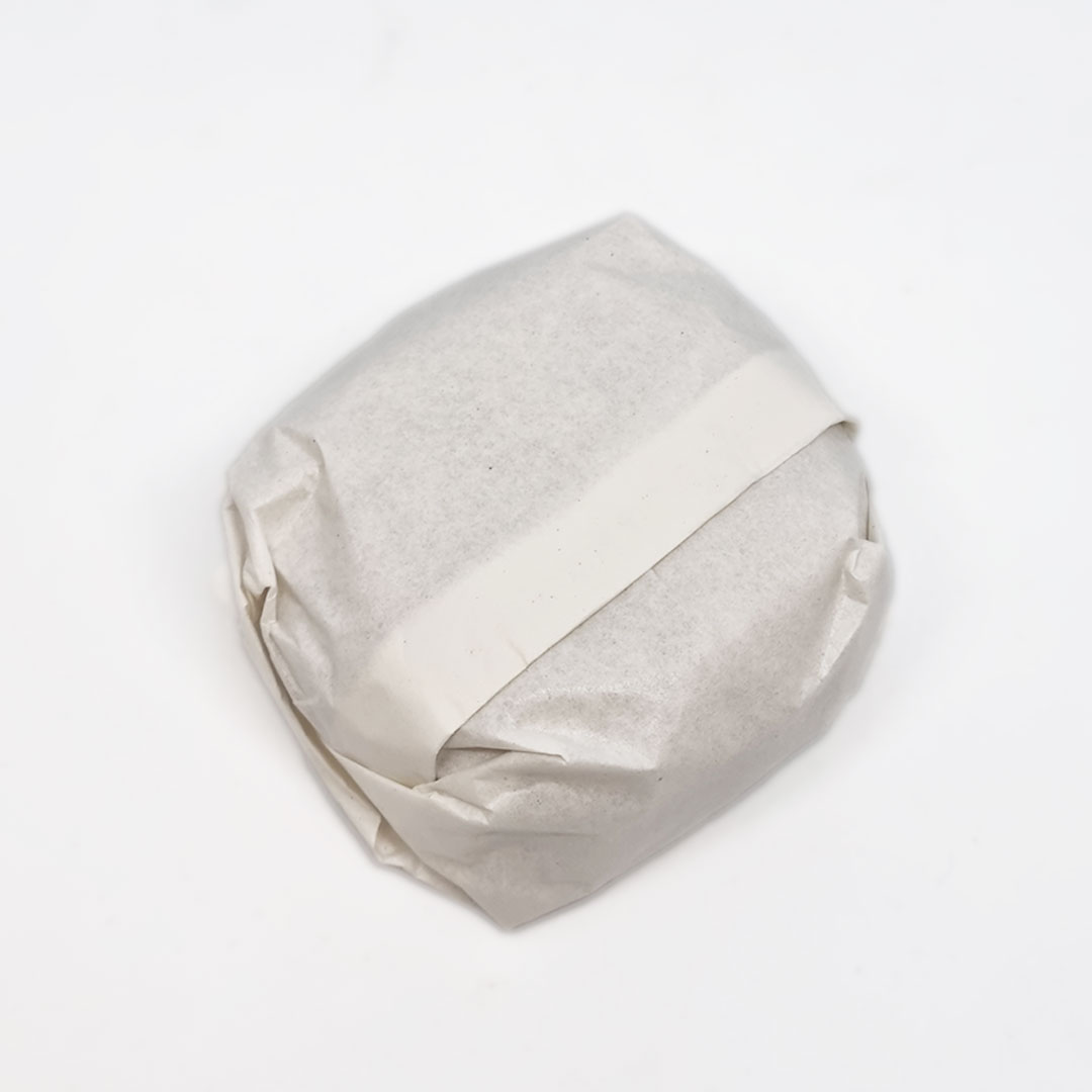 Champô Sólido Cabelo Ondulado - Bambu e Coco pacote embrulhado em papel branco com textura enrugada