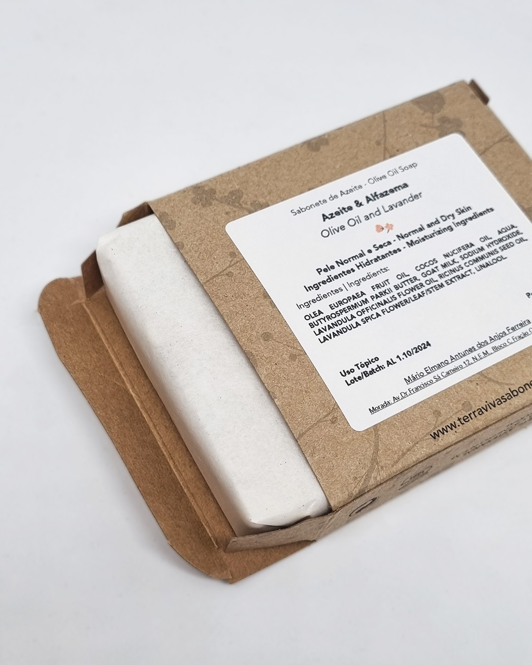 Sabonete de Azeite e Alfazema Sabonete em barra dentro de caixa de cartão com rótulo branco e texto