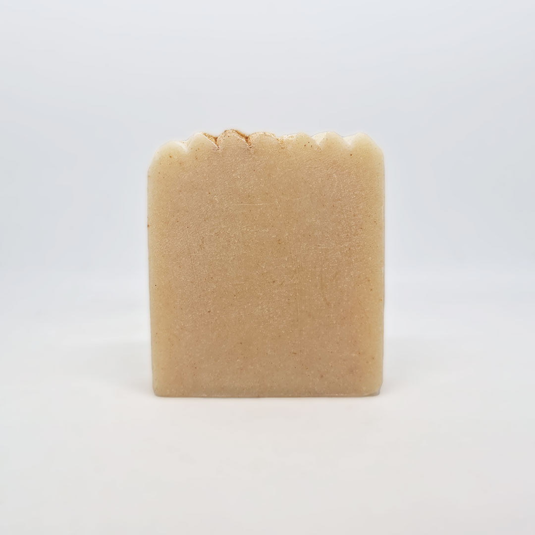 Sabonete de Algas e Amêndoas Sabonete quadrado bege claro com topo irregular num fundo branco