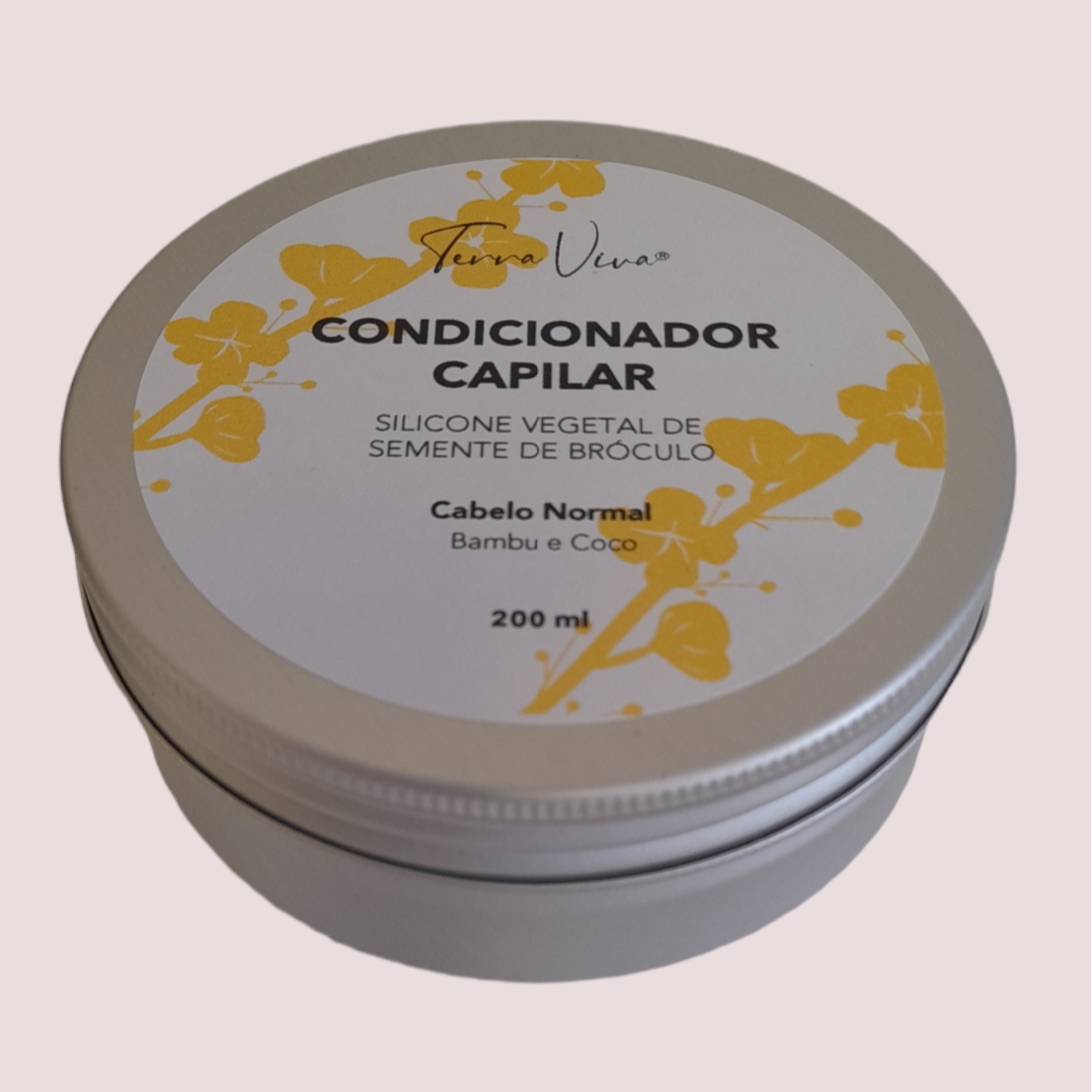 Condicionador Capilar em Creme Frasco branco de condicionador capilar com rótulo branco e flores amarelas