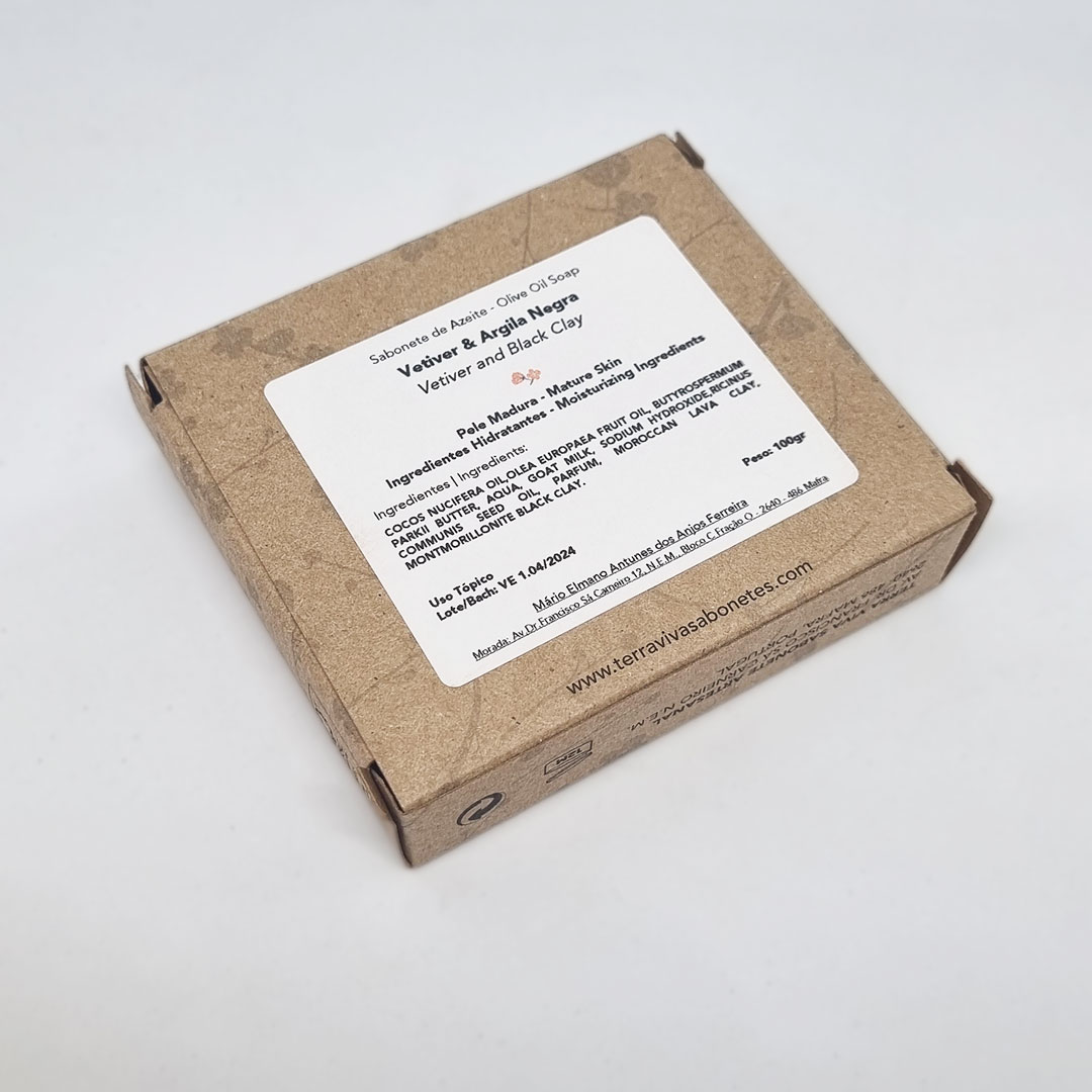 Sabonete de Vetiver e Argila Negra Caixa de cartão castanho com etiqueta branca e texto em inglês