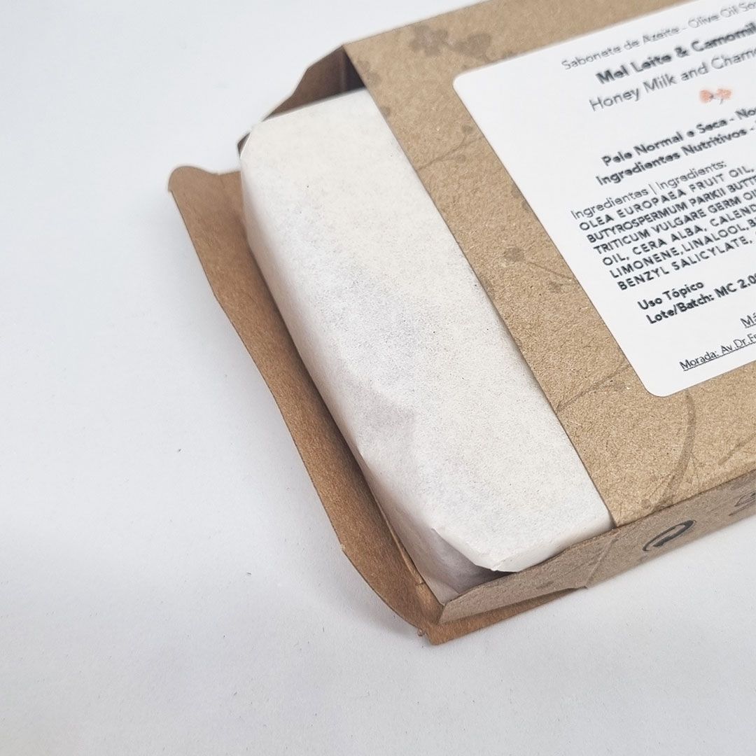Sabonete de Cardamomo e Mimosa Barras de sabão embaladas em papel branco com caixa de cartão castanho e etiqueta branca