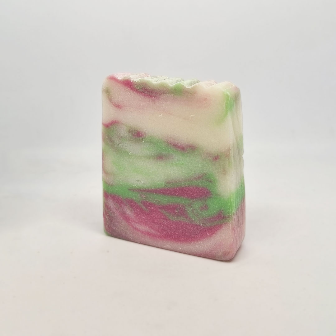 Sabonete de Lírios, Rosas, Jasmim e Seda Sabonete artesanal colorido retangular com textura ondulada em fundo branco