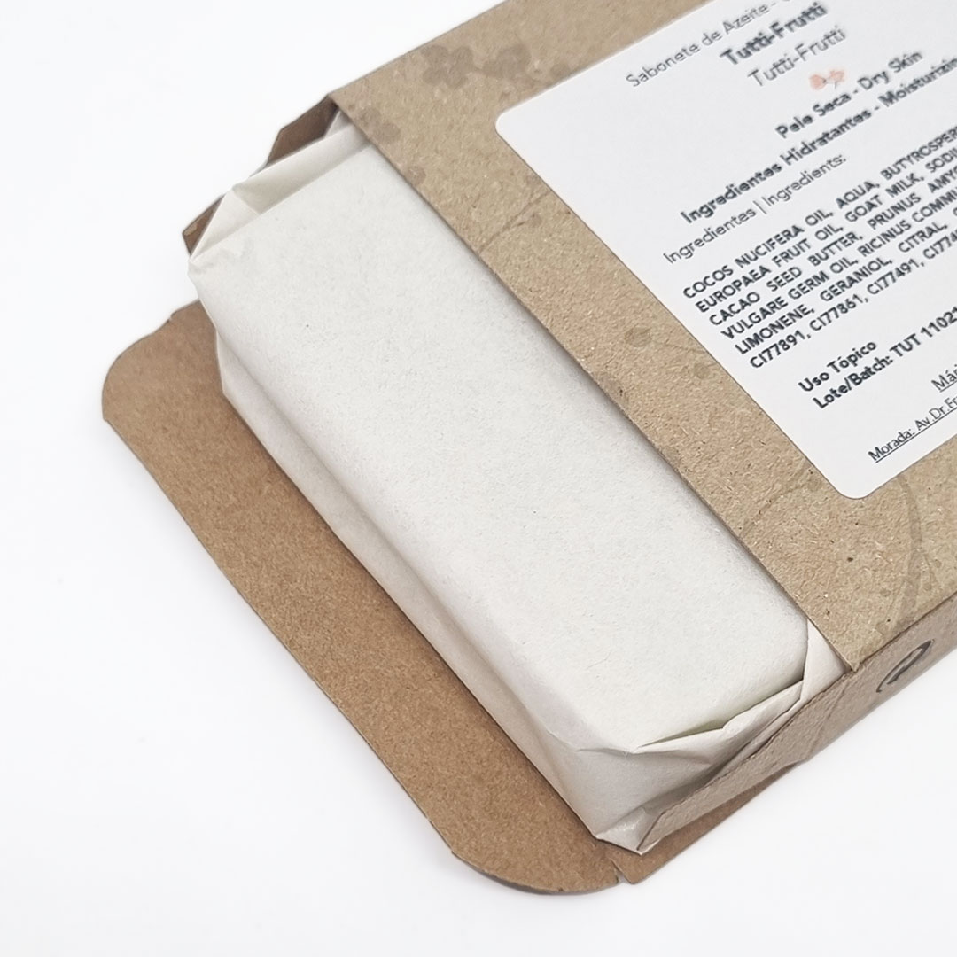 Sabonete Tutti Frutti Sabonete embalado em papel branco com embalagem de cartão castanho e etiqueta branca com texto