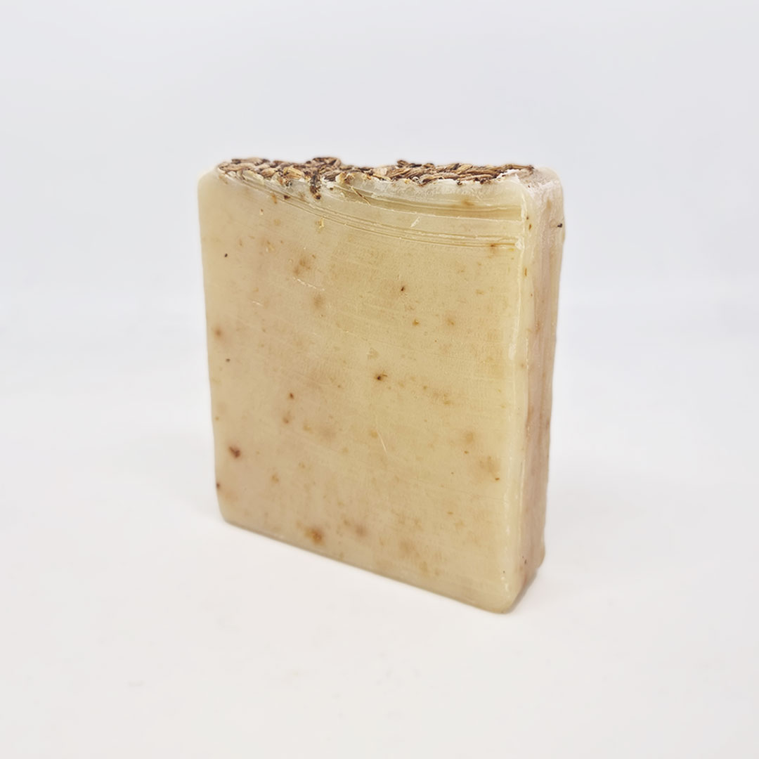 Sabonete de Azeite e Alfazema Sabão quadrado creme com partículas castanhas e topo texturizado