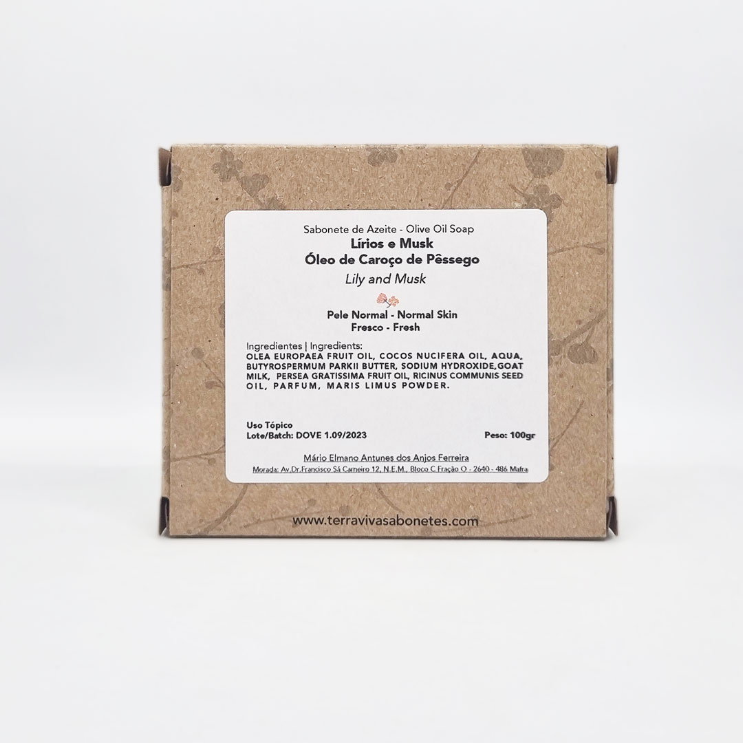 Sabonete Lírios e Musk Embalagem de sabonete de azeite lírios e musk com etiqueta branca e texto informativo