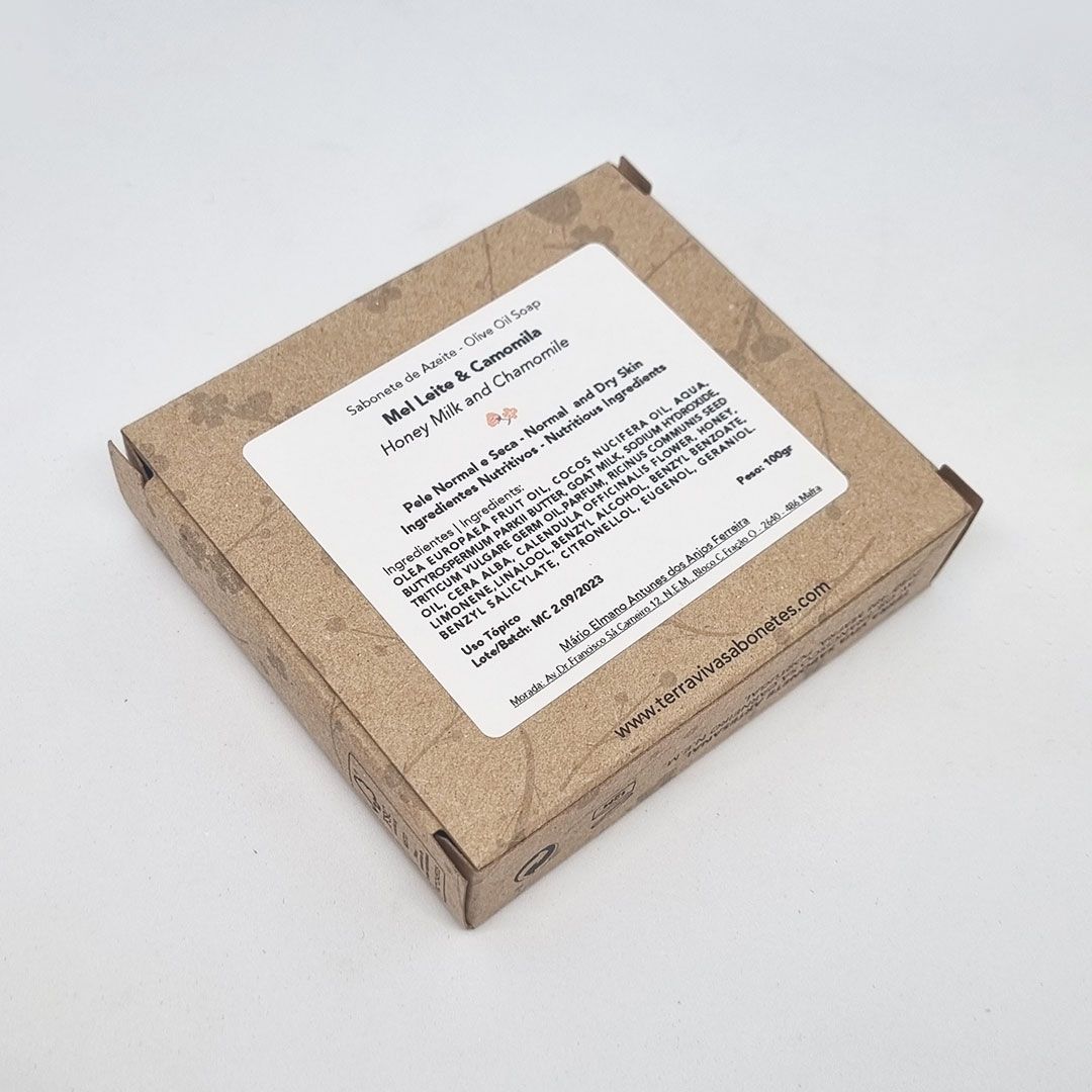 Sabonete de Cardamomo e Mimosa Embalagem quadrada de cartão castanho com etiqueta branca e texto em inglês.