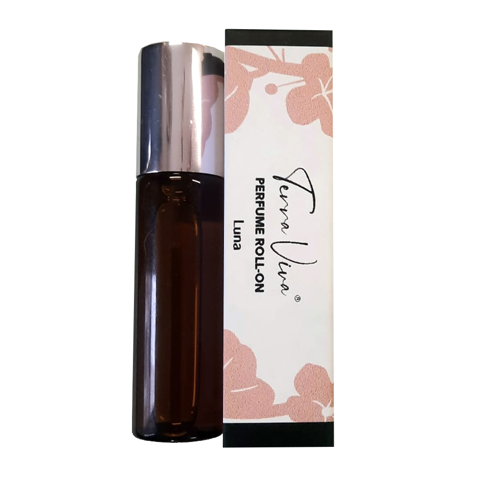 Perfume Roll-On Frasco de perfume roll-on em vidro âmbar com tampa prateada ao lado da embalagem branca com padrão floral rosa e texto prem viva perfume roll-on luna