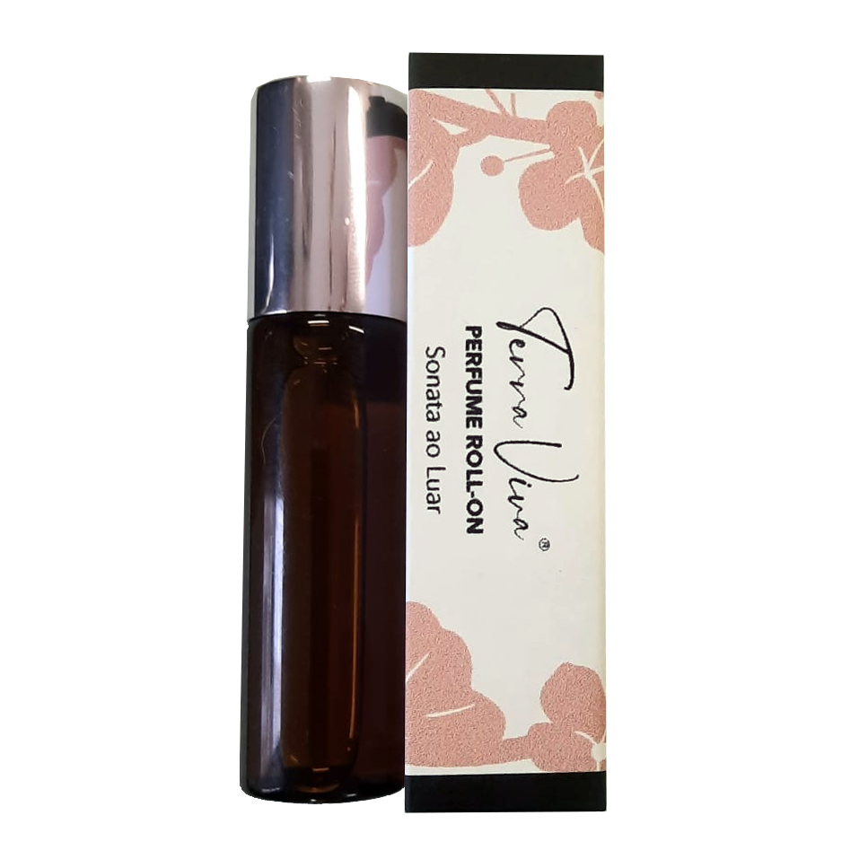 Perfume Roll-On Perfume roll-on de vidro castanho com tampa prateada e caixa branca com texto e padrão rosa.
