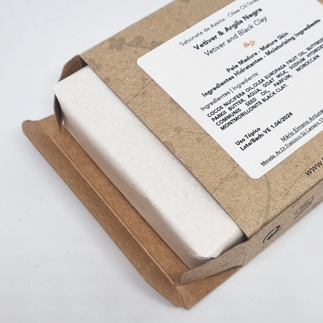 Sabonete de Vetiver e Argila Negra Sabonete embalagem castanha e branca com rótulo texto em português e inglês