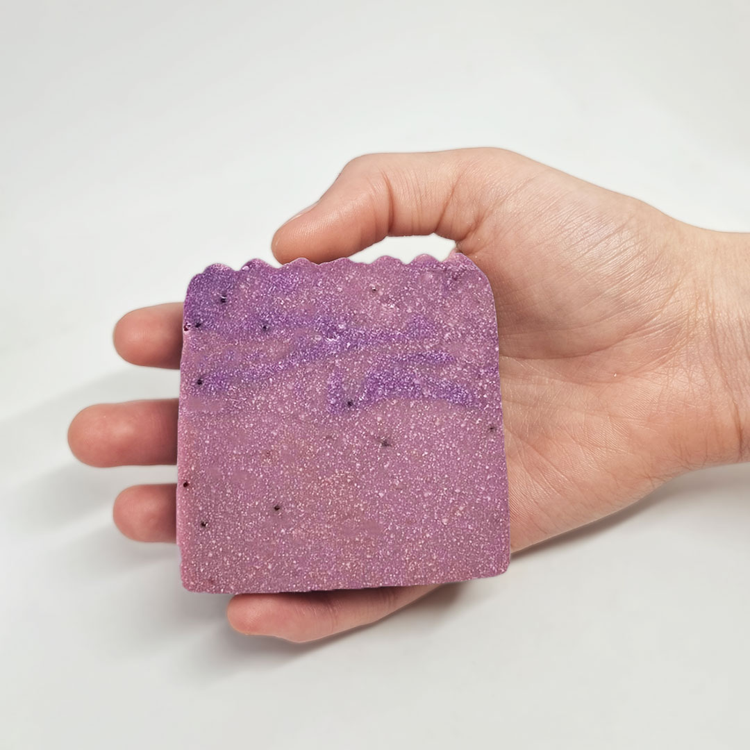 Sabonete Lavanda Francesa Sabonete quadrado roxo segurado por uma mão sobre fundo branco