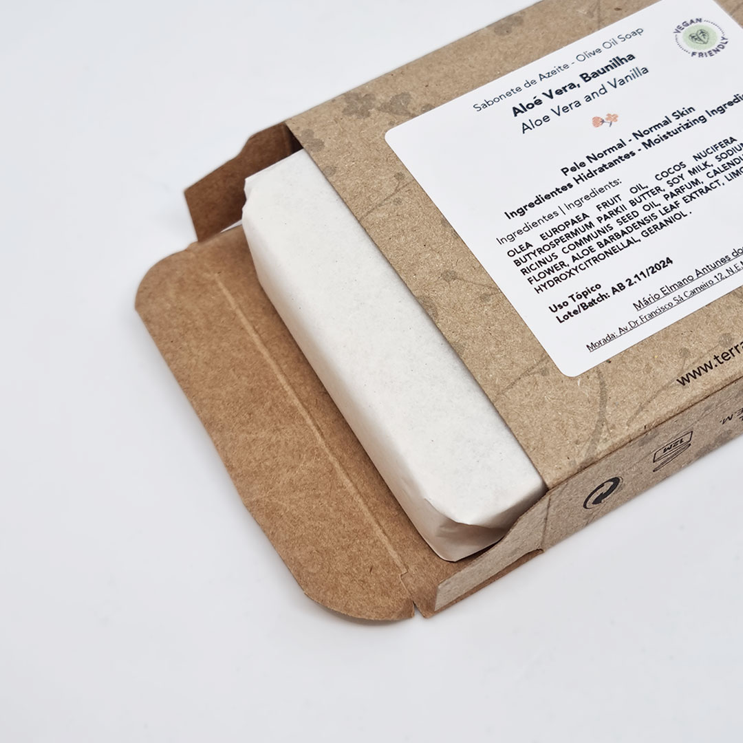 Sabonete de Aloé e Vera e Baunilha Sabonete branco artesanal com embalagem castanha e rótulo branco detalhado