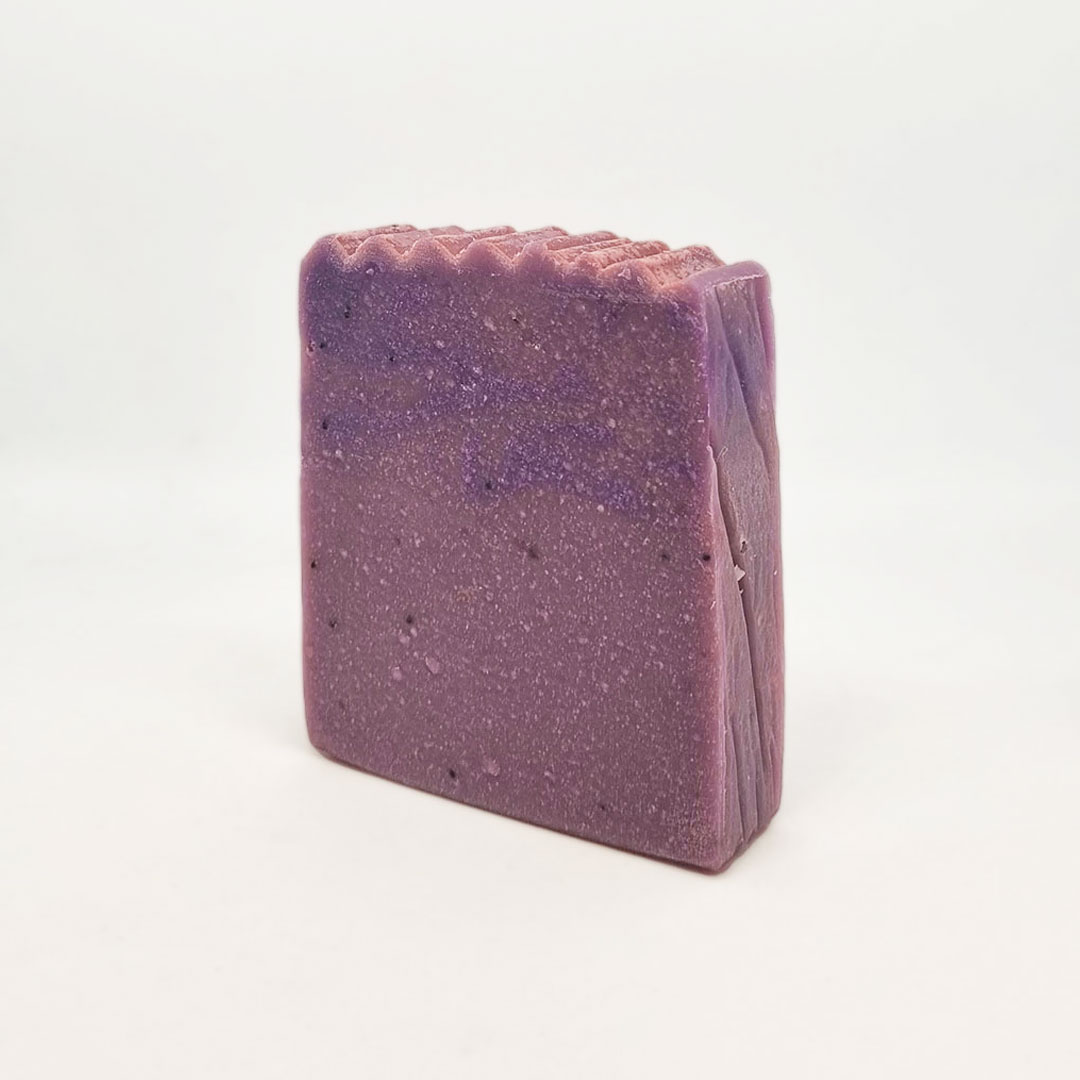 Sabonete Lavanda Francesa Sabonete roxo com textura rugosa em fundo branco
