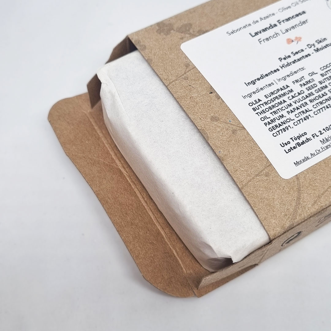 Sabonete Lavanda Francesa Produto embalado em papel branco dentro de embalagem de cartão castanho com etiqueta branca