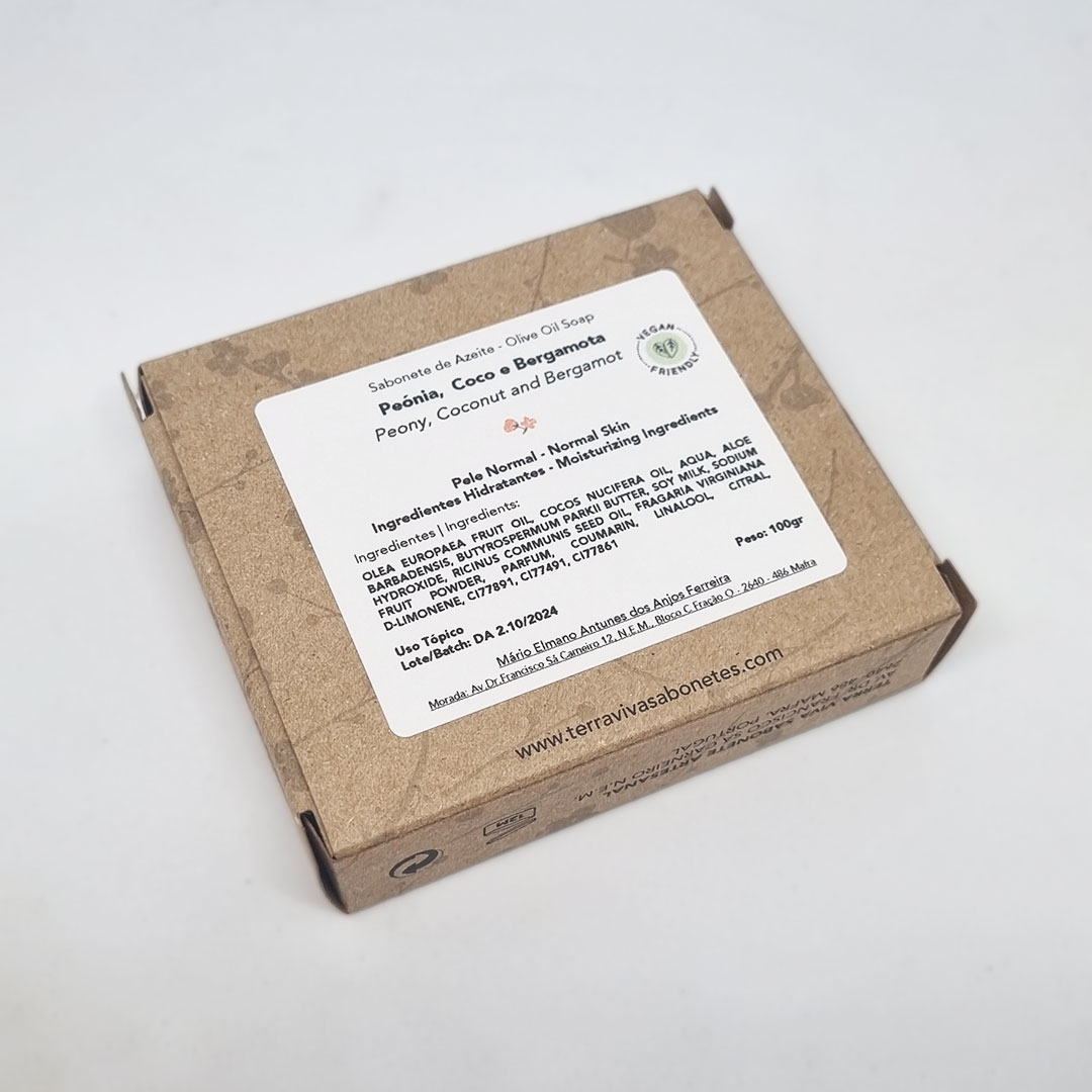 Sabonete de Peónia, Coco e Bergamota Sabonete embalado em caixa de cartão reciclado com etiqueta branca detalhando ingredientes e datas.