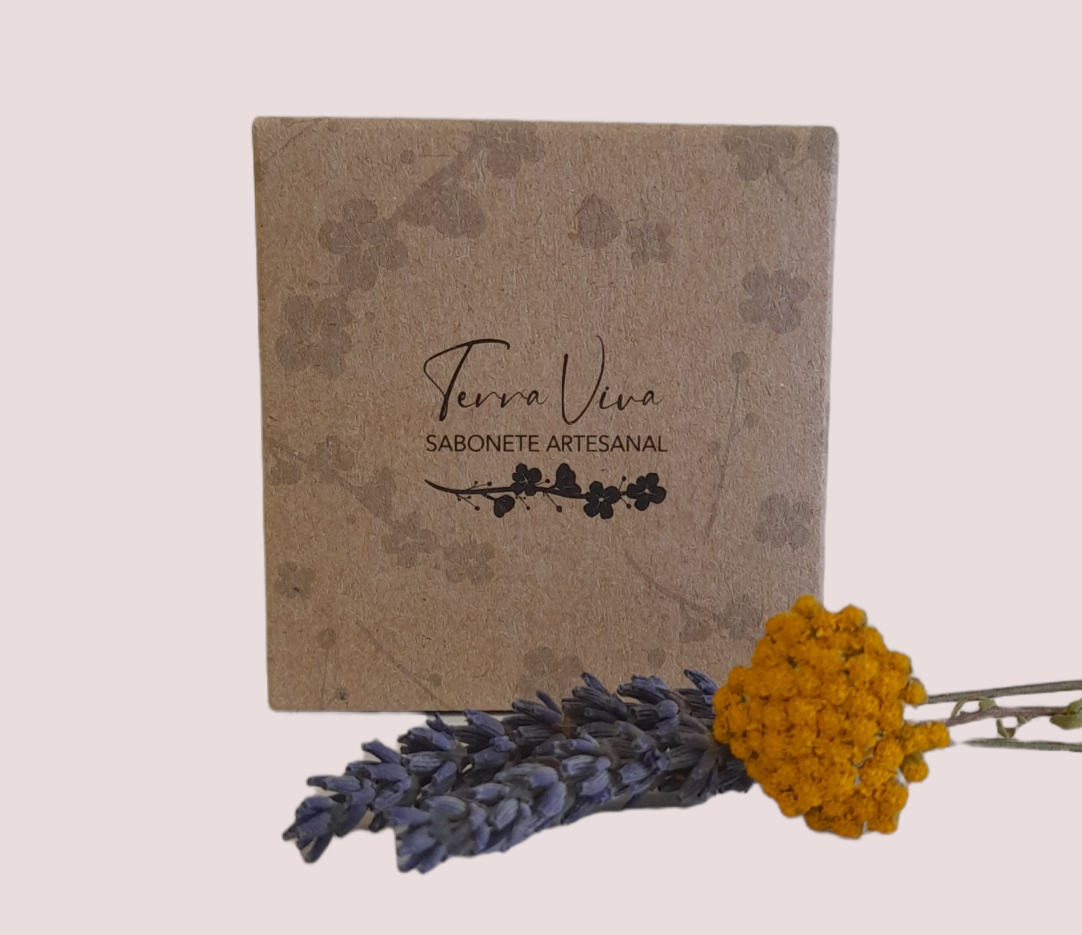 Champô Sólido Couro Cabeludo Sensível - Flor de Laranjeira e Alecrim Caixa de sabonete artesanal Terra Viva com flores amarelas e roxas