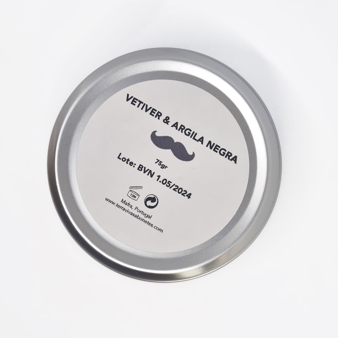 Sabonete Barba Sr. António Pote redondo cinzento com etiqueta com texto VETIVER & ARGILA NEGRA e informação de lote e peso.