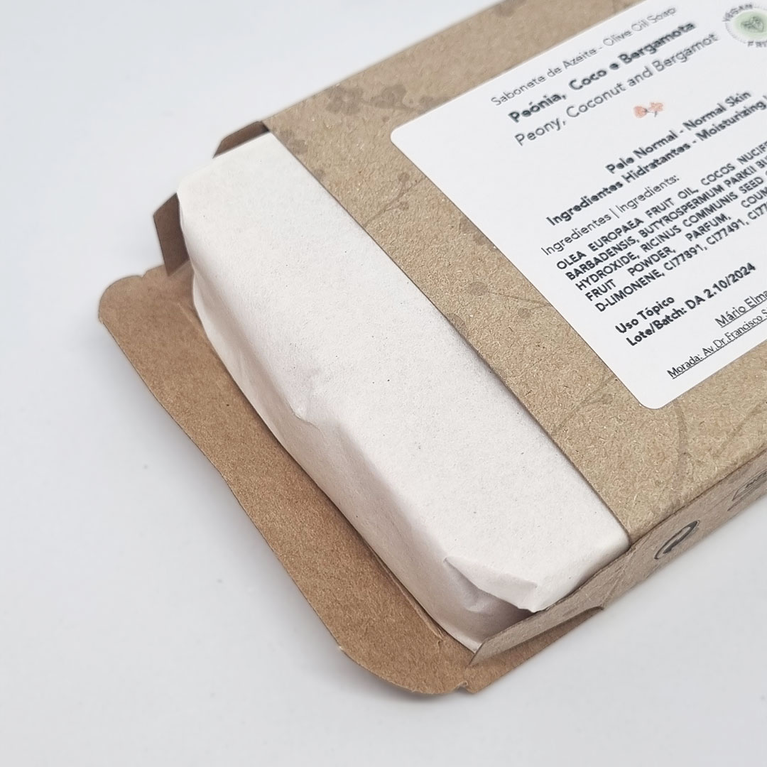 Sabonete de Peónia, Coco e Bergamota Barra de sabão artesanal em papel branco e caixa de cartão com etiqueta