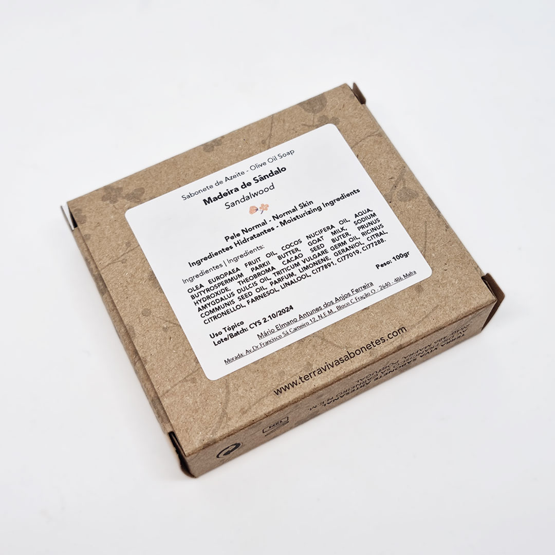 Sabonete de Madeira de Sândalo Embalagem de cartão castanho com etiqueta branca e texto preto de sabonete de leite cheiro de sapal
