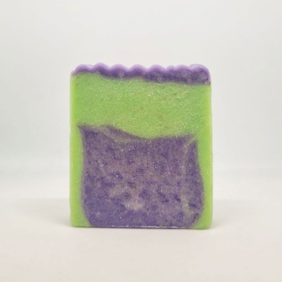 Sabonete em barra verde e roxo com topo ondulado