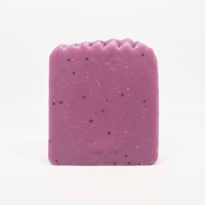 Sabonete rosa quadrado com partículas pretas e borda ondulada