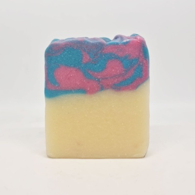 Sabonete artesanal bicolor creme com topo texturizado azul e rosa