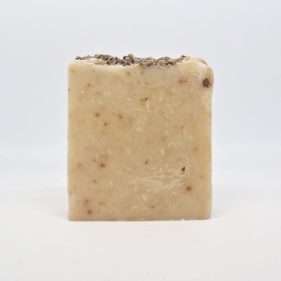 Sabonete quadrado bege com partículas e camada superior escura
