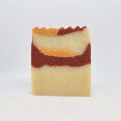 Sabonete artesanal colorido em camadas sobre fundo branco