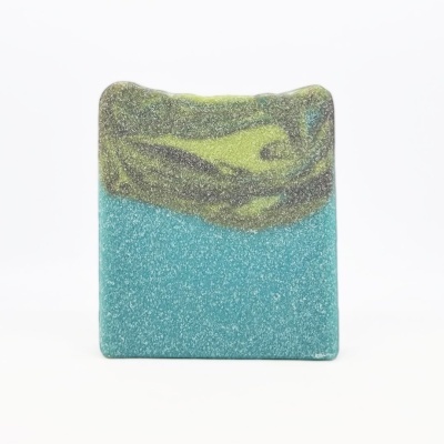 Sabonete quadrado com padrão verde, amarelo e azul claro em fundo branco