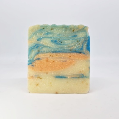 Sabonete artesanal quadrado com cores creme, azul e laranja em fundo branco