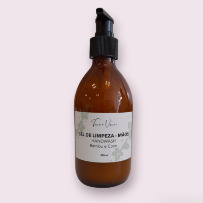 Frasco âmbar com gel de limpeza para mãos e rótulo branco