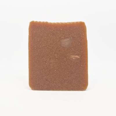 Sabonete retangular castanho com textura áspera e borda ondulada