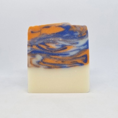 Sabonete quadrado com padrão marmoreado azul e laranja