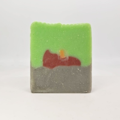 Sabonete artesanal colorido com camadas verde, vermelho e cinzento
