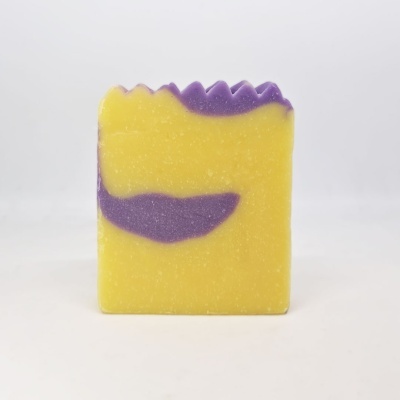 Sabonete amarelo com detalhe roxo e topo ondulado