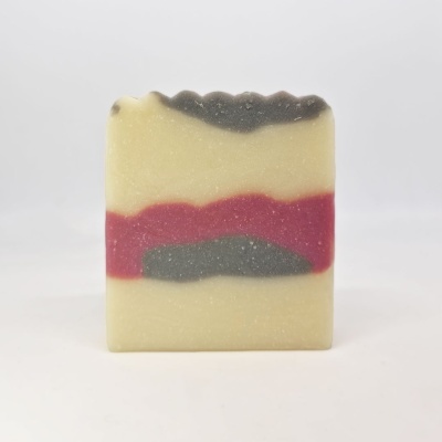 Sabonete retangular com camadas bege, preto e vermelho, topo ondulado