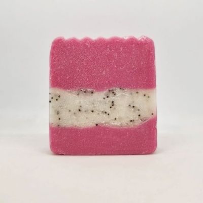 Sabão quadrado rosa e branco com partículas pretas