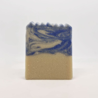 Sabonete marmoreado azul e bege com textura ondulada no topo